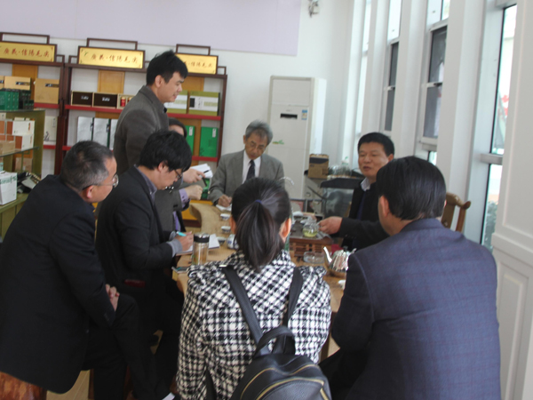 日本長崎縣立大學教授到廣義茶印象園調研信陽茶產業情況